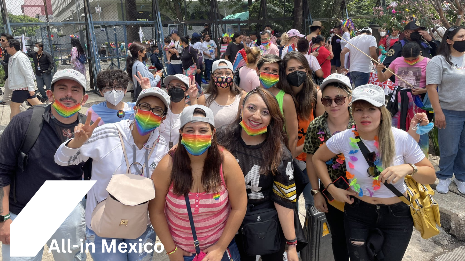 包容性团队合影：All-in Mexico ERG戴着彩虹口罩参加Pride