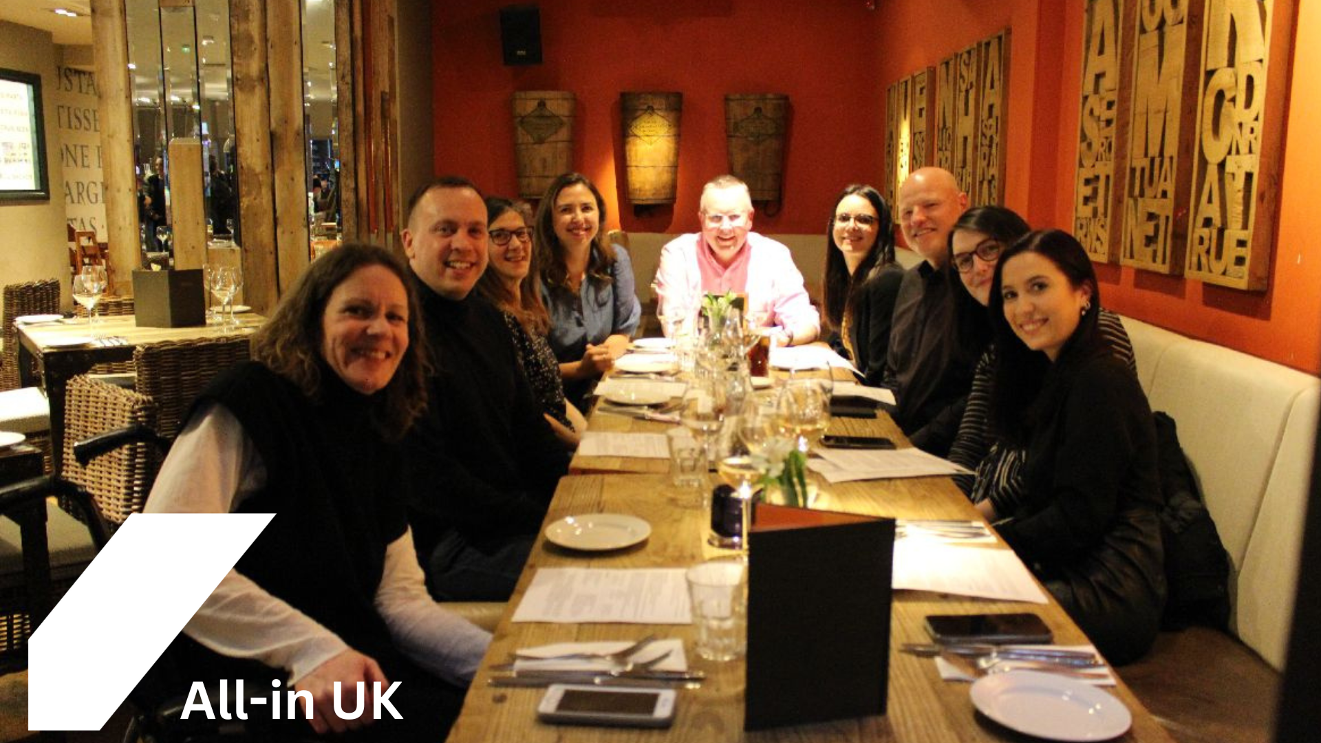 包容性团队合影：英国RX All-in团队在餐厅就座