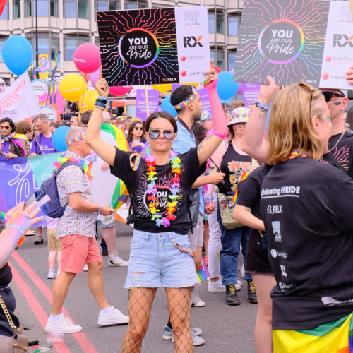 伦敦骄傲（London Pride）的女性RXer拿着一块牌子，上面写着“你是我们的骄傲”